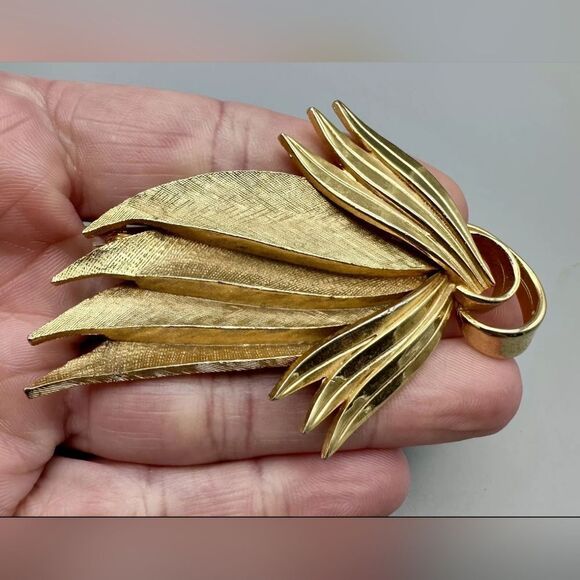 Elegant Gold Leaf Pendant - Picture 1 of 4